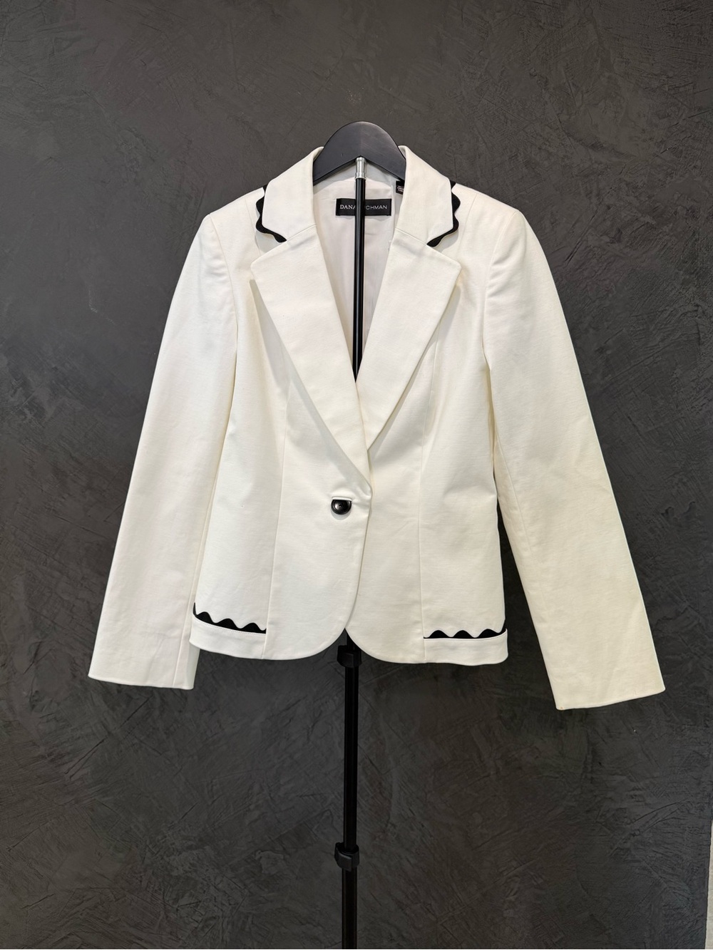NWT Dana Buchman White Blazer with Black Scallop Trim size 6